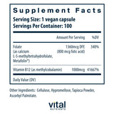 Vital Nutrients cápsula en mano ilustrando tamaño cómodo y facilidad de ingestión