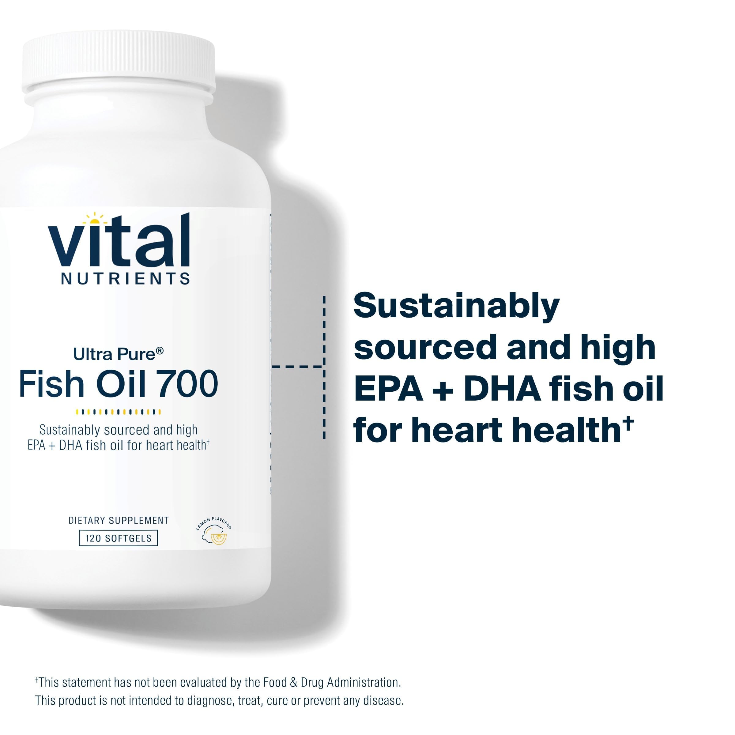 Mano sosteniendo dos cápsulas Vital Nutrients para comparar tamaño fácil de tragar