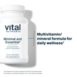 Vital Nutrients cápsulas en mano para comparar tamaño y dosificación