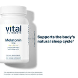 Escena nocturna con Vital Nutrients melatonina 3mg en mesa de noche mostrando uso práctico