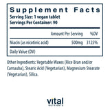 Vital Nutrients tableta en mano muestra tamaño y facilidad de ingestión