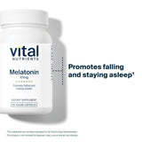 Vital Nutrients frasco al lado de reloj nocturno en mesa de noche
