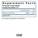 Vital Nutrients cápsulas en la mano demostrando dosis prácticas y portabilidad