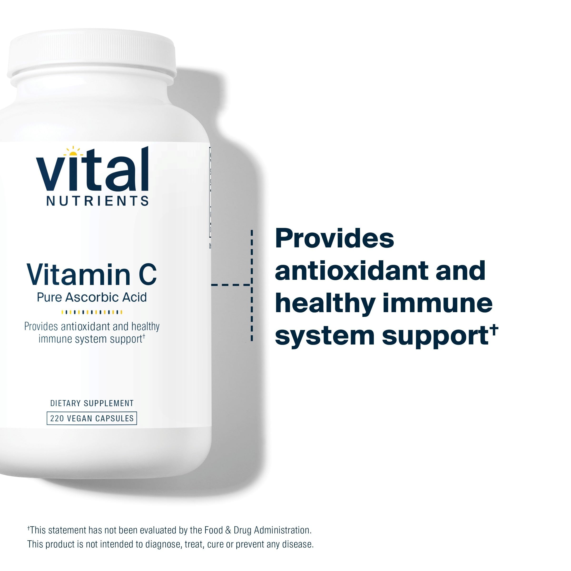 Vital Nutrients cápsula junto a una moneda para comparar tamaño y facilidad de ingesta