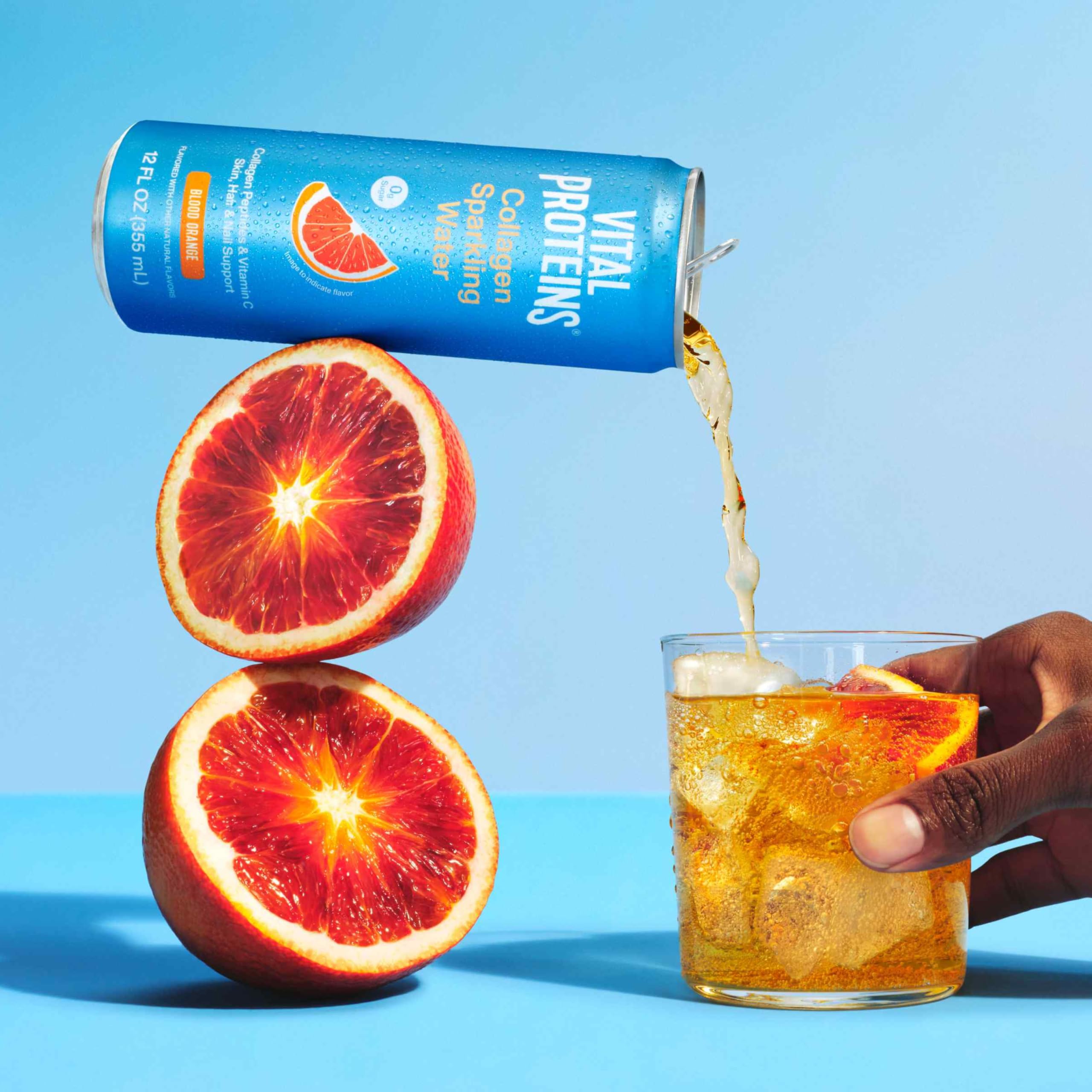 Vital Proteins lata 355 ml en perspectiva para apreciar tamaño y forma portátil