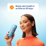 Vital Proteins lata en mano durante caminata mostrando consumo práctico y activo