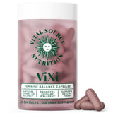 Vital Source Nutrition cápsula junto a una botella de agua, muestra facilidad de uso diario
