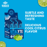 Vitalyte sobre junto a una mano para comparar tamaño y conveniencia