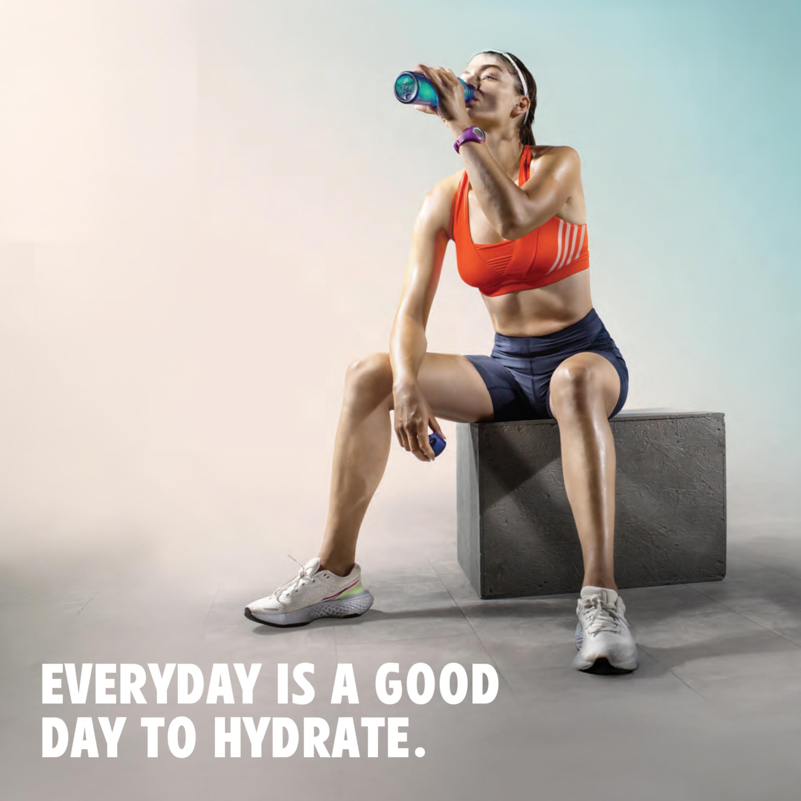 Vaso con bebida Vitalyte listo para beber, sabor Fruit Punch y energía