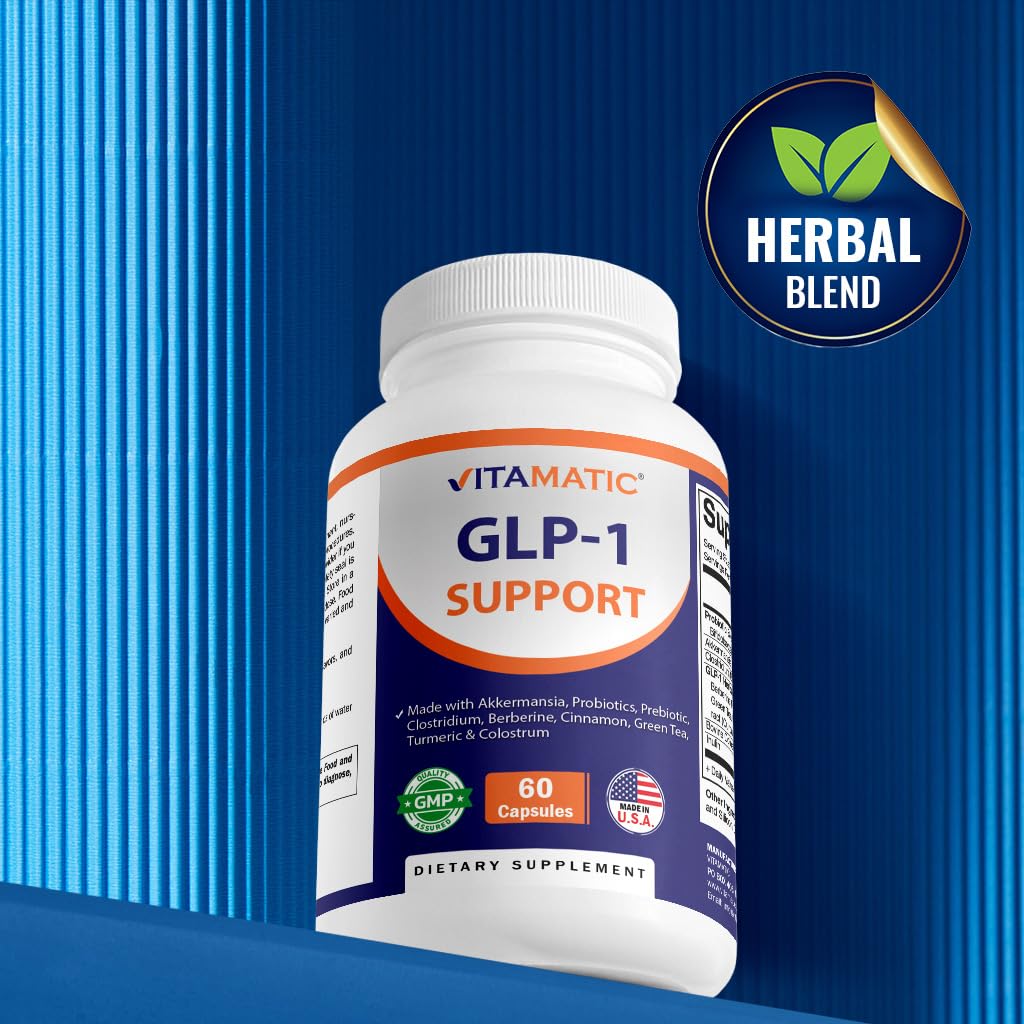 Vitamatic cápsula en mano para mostrar tamaño y facilidad de ingesta