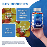 Vitamatic persona tomando una gomita con facilidad y sabor