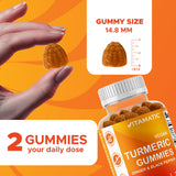 Vitamatic gominolas en mano para mostrar tamaño y facilidad