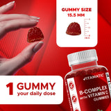 Vitamatic gomita en mano para mostrar tamaño y facilidad de consumo