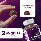 Vitamatic gomita en mano para comparar tamaño y facilidad de consumo