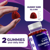 Porción en la mano con varias gomitas Vitamatic, fácil dosificación y consumo práctico