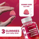 Gomitas Vitamatic en la mano mostrando tamaño práctico y portabilidad