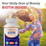 Vitamatic tableta en mano para comparar tamaño y conveniencia