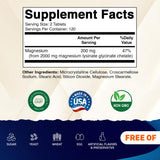 Vitamatic tabletas sostenidas en mano para ver tamaño y facilidad de ingestión
