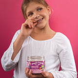 Gomita Vitamin Friends junto a una moneda para comparar tamaño y porción