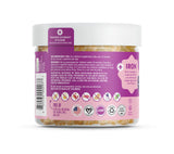 Primer plano de una gomita Vitamin Friends mostrando textura de pectina, masticable y no pegajosa