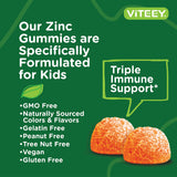 Viteey niños y adulto tomando gomitas en entorno familiar seguro