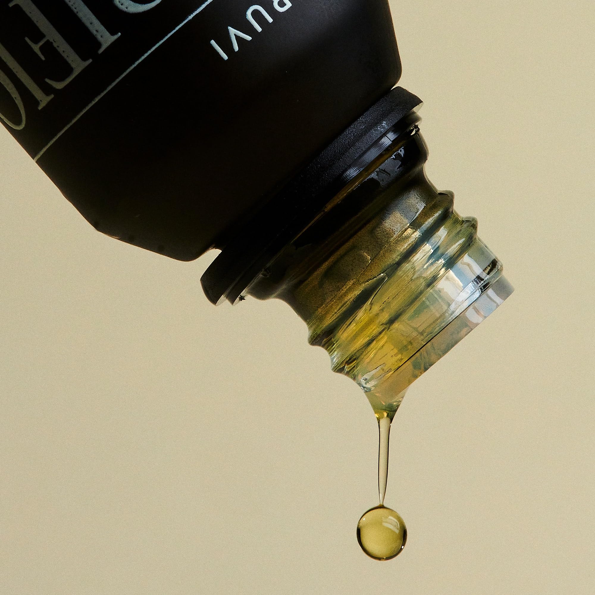 VITRUVI Pacific primer plano de gota y textura que ilustra pureza del aceite