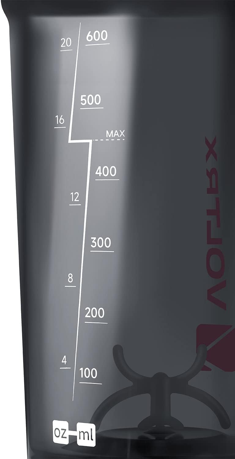 VOLTRX Gallium en mano mientras mezcla un batido, portátil y fácil de usar