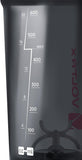 VOLTRX Gallium en mano mientras mezcla un batido, portátil y fácil de usar