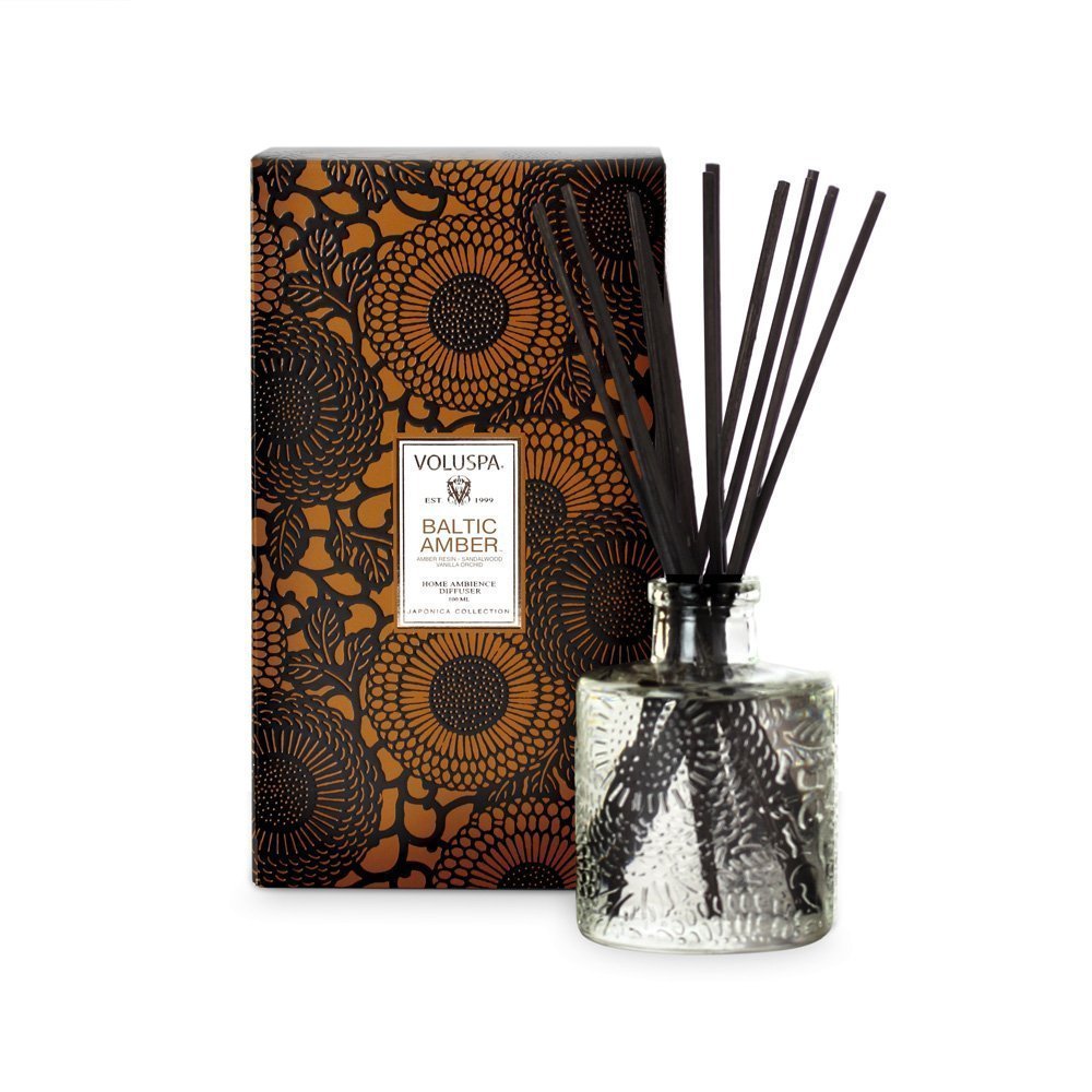 Voluspa frasco relieve mostrando diseño elegante y aroma duradero