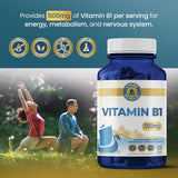 Vykee Nutrition cápsula en mano para comparar tamaño y facilidad de toma