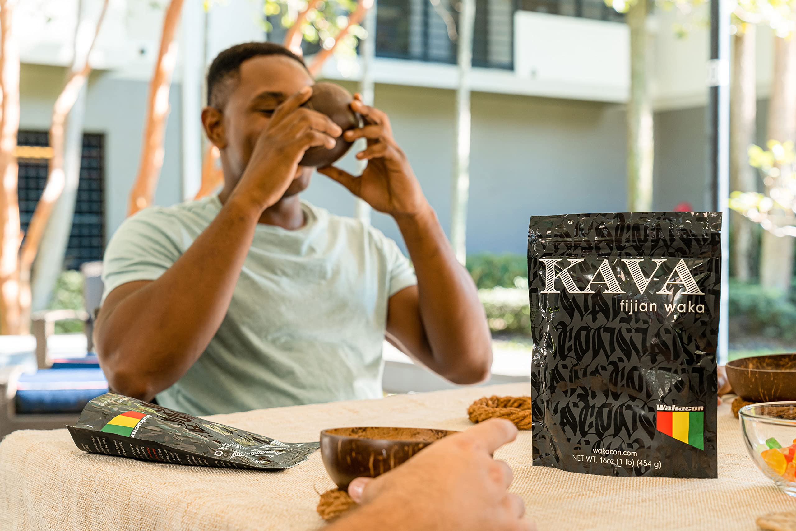 Wakacon colado de kava con bolsa de tela demostrando método tradicional eficaz