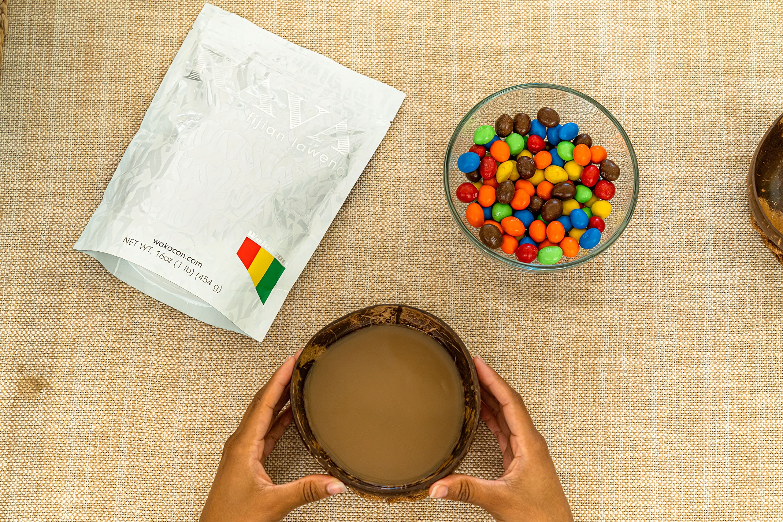 Wakacon kava lawena escala con pesa señalando presentación de 16 oz y cantidad