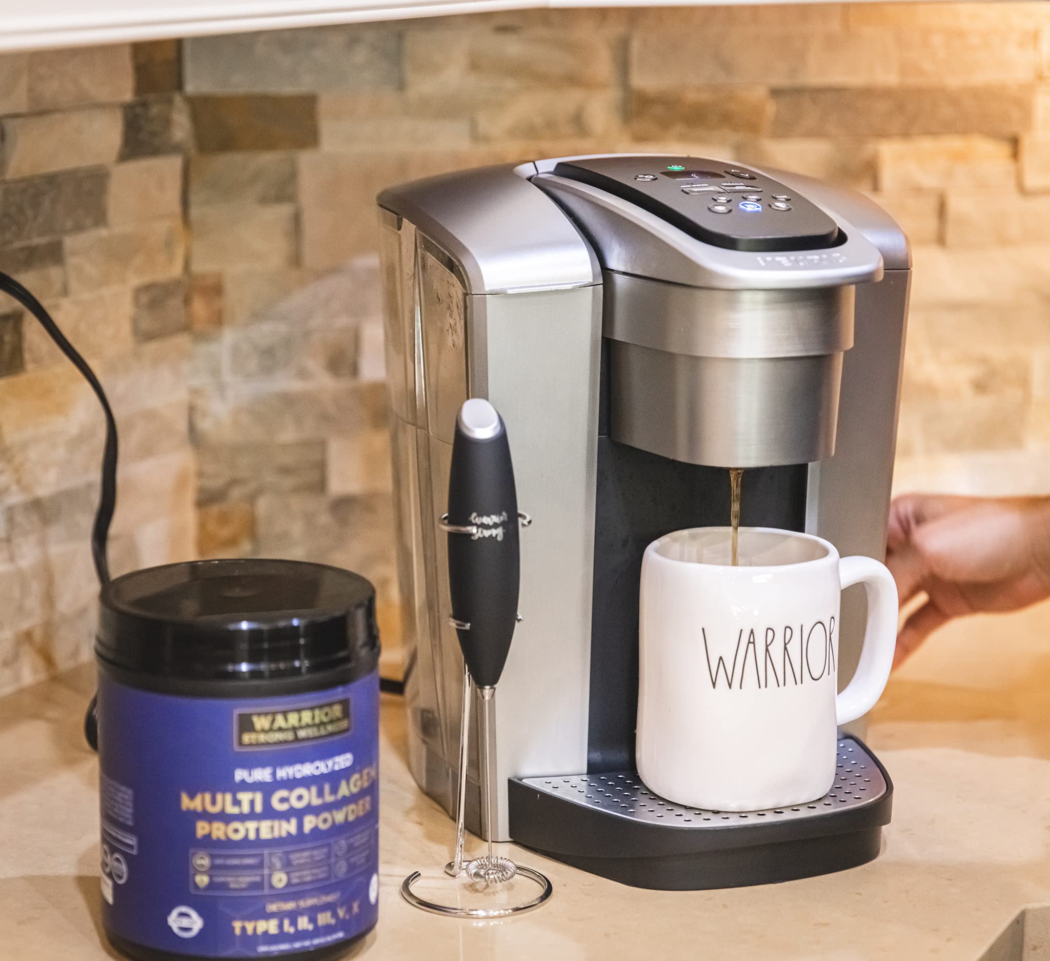 Warrior Strong Wellness adición del polvo a una sopa casera, muestra versatilidad culinaria del producto