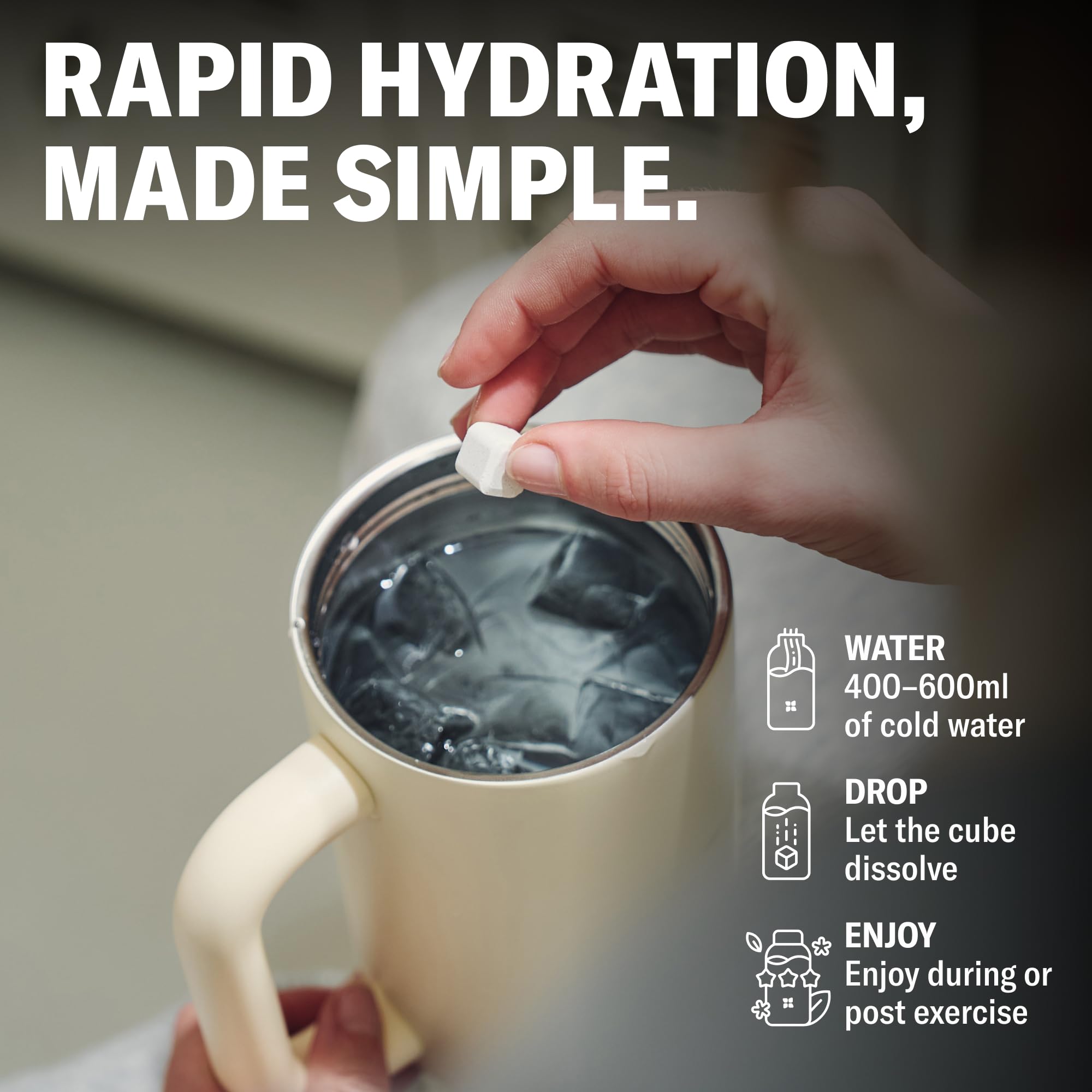 waterdrop MICRODRINK cubo en mano para comparar tamaño y facilidad de uso
