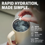 waterdrop MICRODRINK cubo en mano para comparar tamaño y facilidad de uso