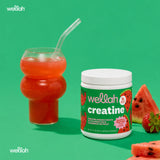 Wellah creatine vaso mezclado en mano mostrando disolución rápida y práctica