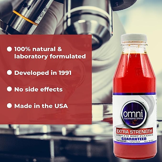 Wellgenix Omni Detox botella abierta junto a un vaso para consumo inmediato
