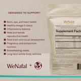 WeNatal aceite derramado en superficie, mostrando textura pura y frescura del omega‑3