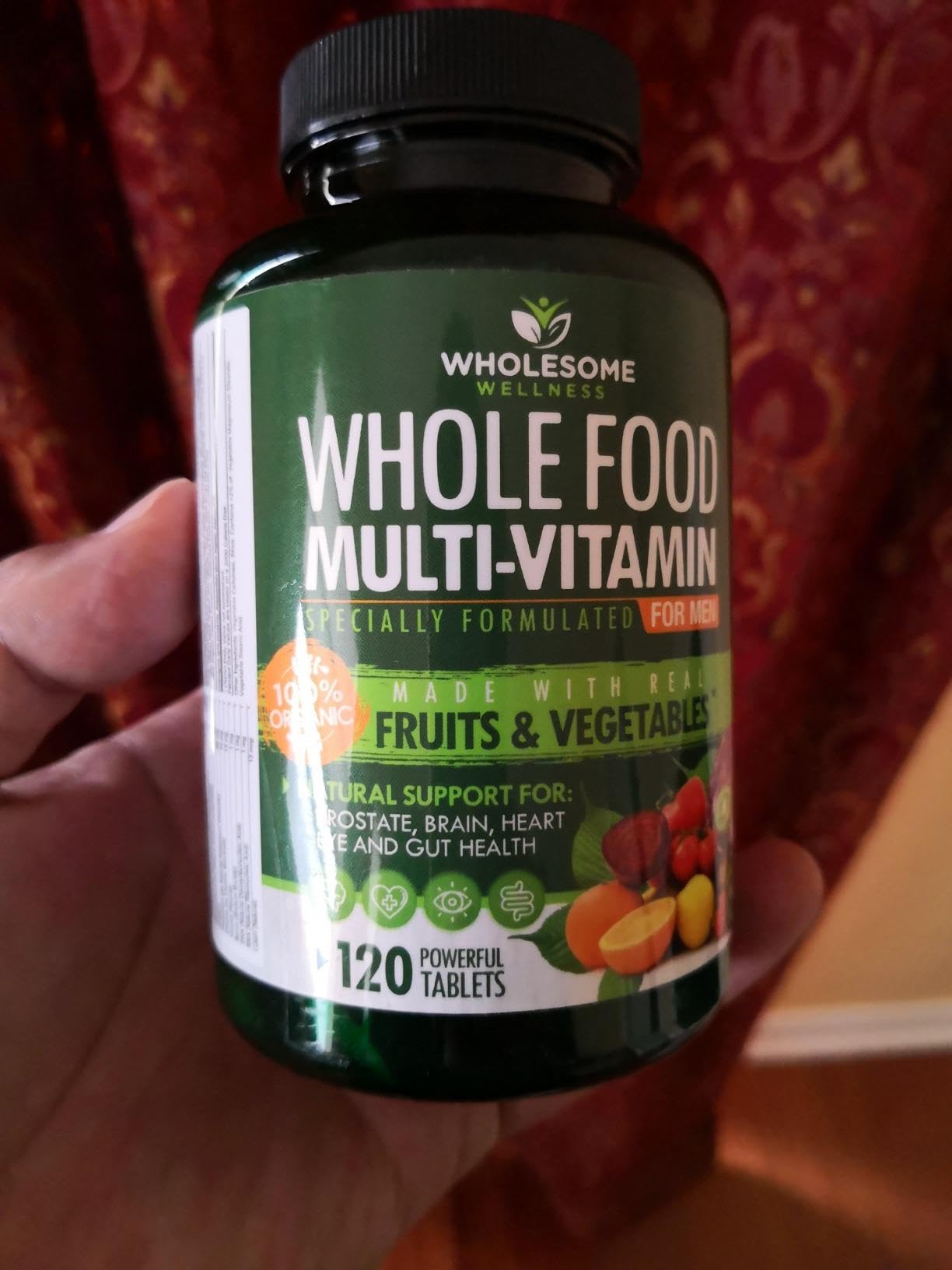 Wholesome Wellness tableta en mano para comparar tamaño y facilidad de dosificación