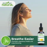 Why Not Natural persona aplicando gotas sublinguales para comodidad respiratoria
