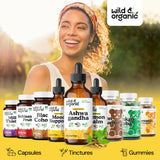 Wild & Organic botella junto a una taza de té para mezcla cotidiana sencilla