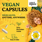 Wild & Organic cápsula en mano para comparar tamaño y facilidad de toma