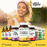 Wild & Organic cápsulas junto a regla para comparación de tamaño y escala
