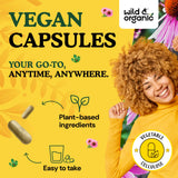 Wild & Organic persona sosteniendo cápsula, ilustra facilidad de uso diario