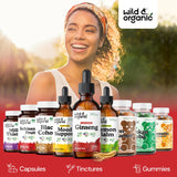 Wild & Organic botella sostenida en mano mostrando escala y portabilidad