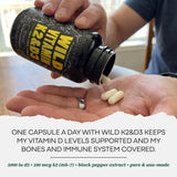Wild Foods cápsula junto a monedas para mostrar tamaño y porciones por envase