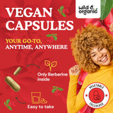 Wild & Organic cápsulas en mano para ver tamaño y facilidad