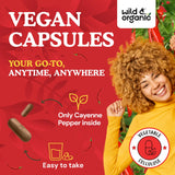 Wild & Organic cápsula en mano para comparar tamaño, demuestra facilidad de uso