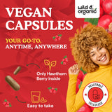 Wild & Organic primer plano de una cápsula y textura para tragar fácilmente