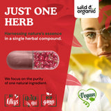 Wild & Organic cápsulas sueltas junto a una cápsula abierta para ver polvo
